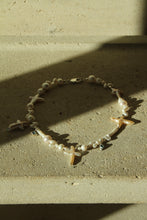 Laden Sie das Bild in den Galerie-Viewer, REINVENT: Cross Pearl Necklace Baby Blue
