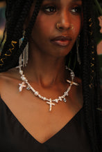 Laden Sie das Bild in den Galerie-Viewer, REINVENT: Cross Pearl Necklace Baby Blue
