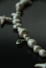 Charger l&#39;image dans la galerie, REINVENT: Cross Pearl Necklace Green
