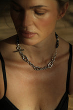 Charger l&#39;image dans la galerie, REINVENT: Black Baroque Pearl Choker
