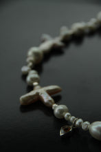 Charger l&#39;image dans la galerie, REINVENT: Cross Pearl Necklace Brown
