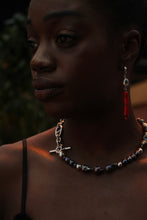 Charger l&#39;image dans la galerie, REINVENT: Black Baroque Pearl Choker
