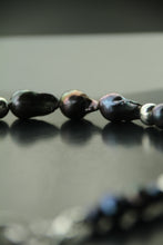 Charger l&#39;image dans la galerie, REINVENT: Black Baroque Pearl Choker
