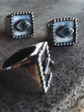 Laden Sie das Bild in den Galerie-Viewer, The Countess Oxidized Silver Ring
