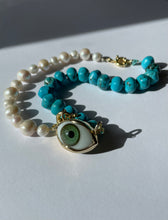 Laden Sie das Bild in den Galerie-Viewer, Pearls and Turquoise Protecting Necklace

